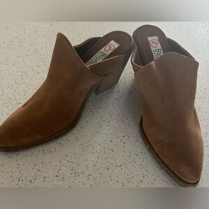 Blondo women’s Nala slip on tan suede shoes size 7.5 and new without box